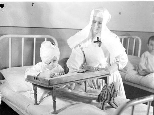 Photo d'un enfant et d'une infirmière chrétienne (1945)