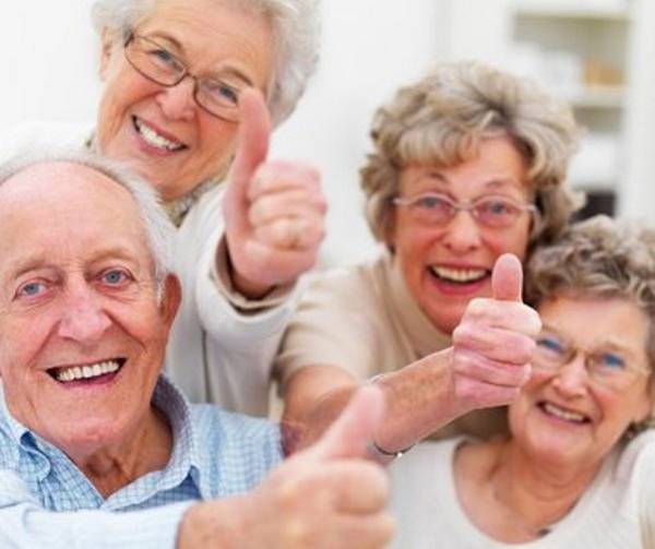 Photo de personnes âgées souriantes