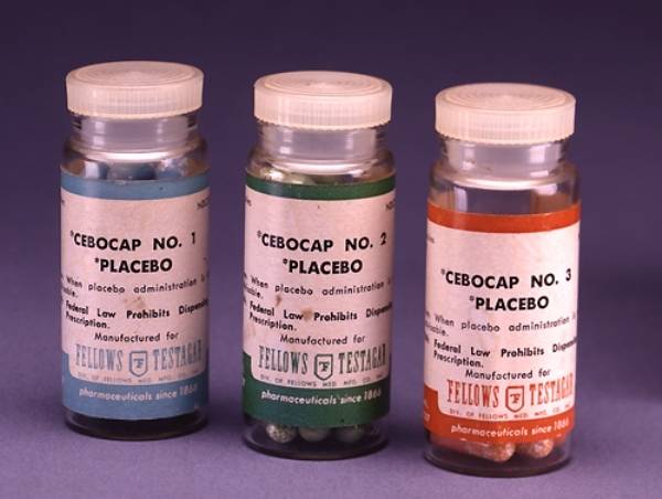 Trois boites de pilules Placebo