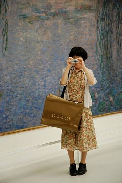 Photo d'une touriste chinoise au Musée de l'Orangerie