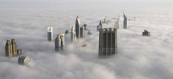 Photo des gratte-ciels de Dubaï dépassants le ciel
