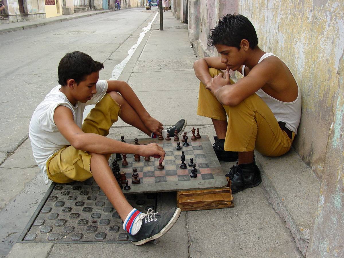 Enfants jouant aux échecs dans une rue à Cuba