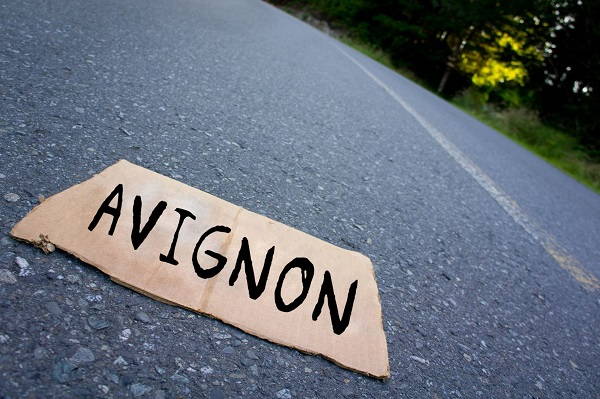 La route avec pancarte en carton indiquant Avignon