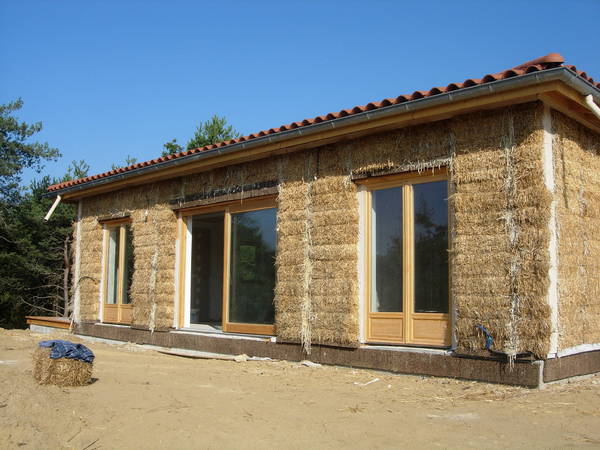 Maison en paille en construction, murs sans enduit