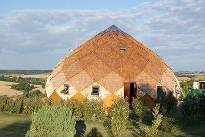 Maison en bois montée en losange