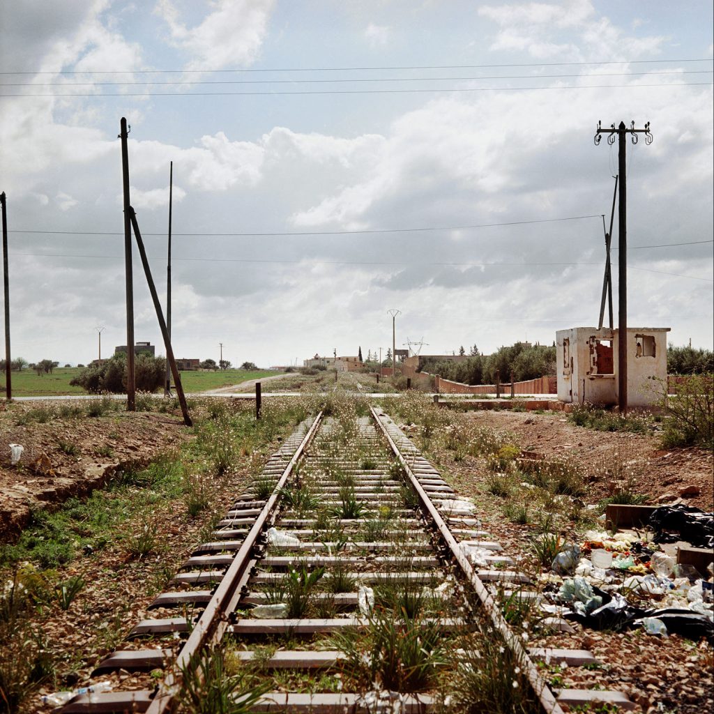 Des rails, vers la frontière marroco-algérienne