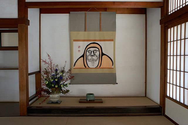 Photographie d'un tokonoma avec des fleurs et un tableau