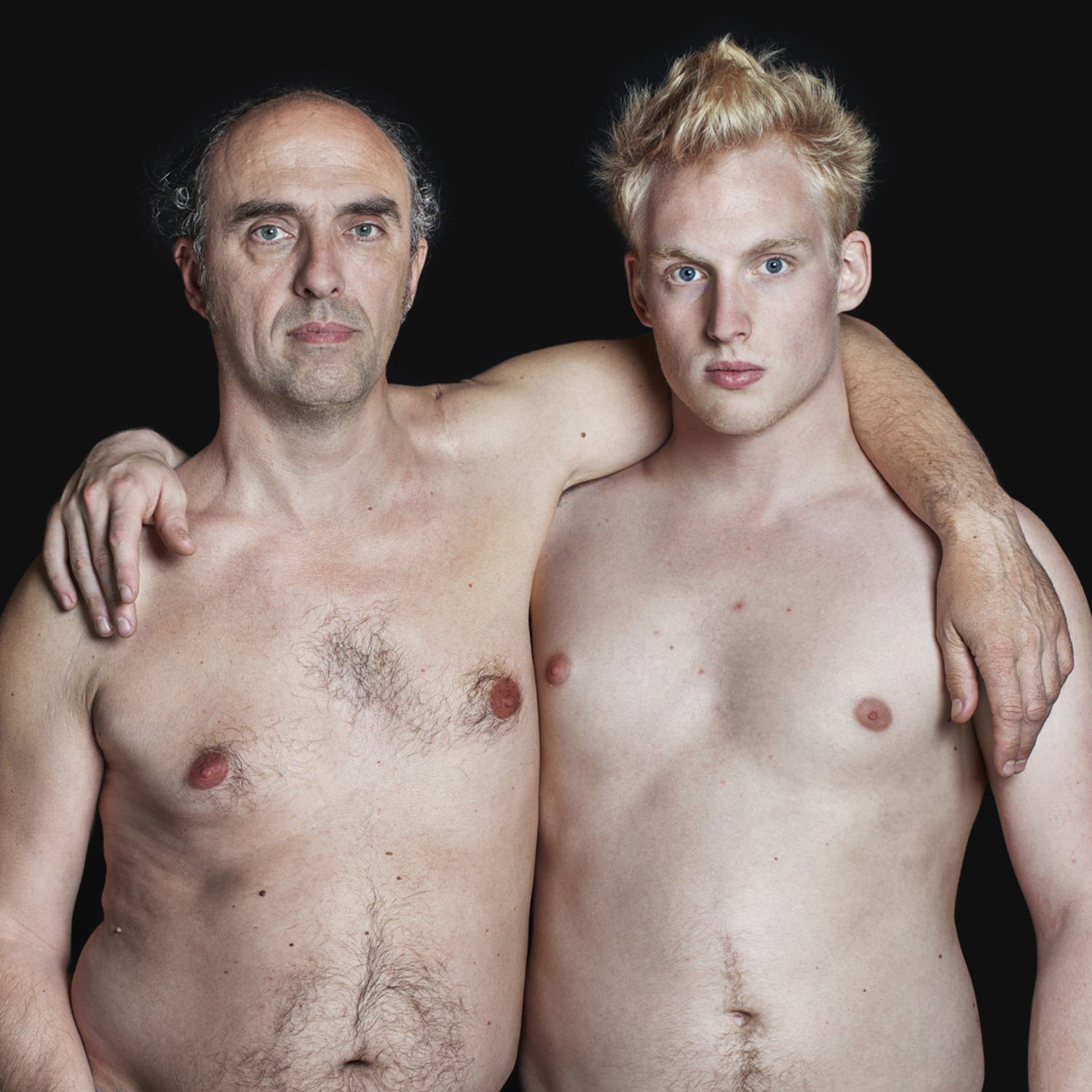 Portrait d'un père et son fils, torses nus