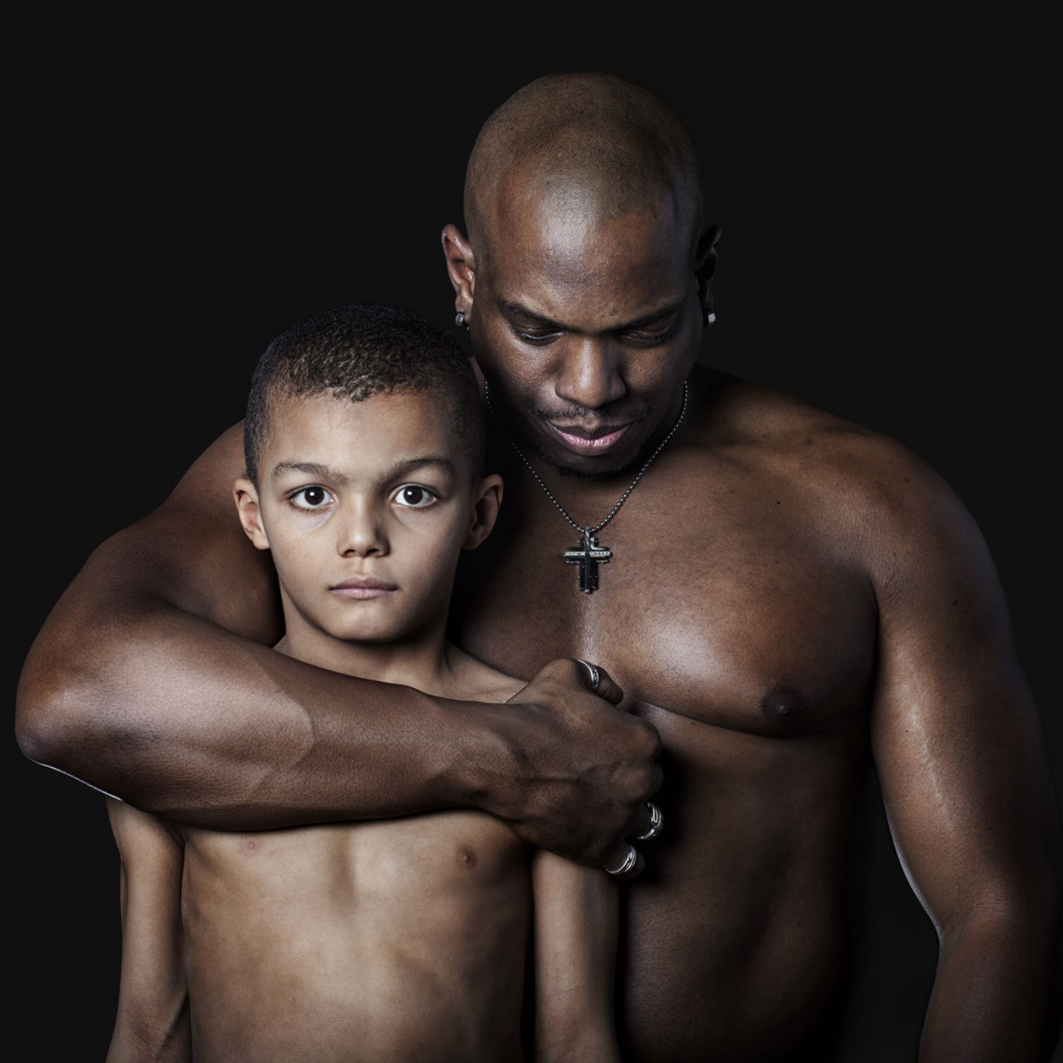 Portrait d'un père et son fils, torses nus