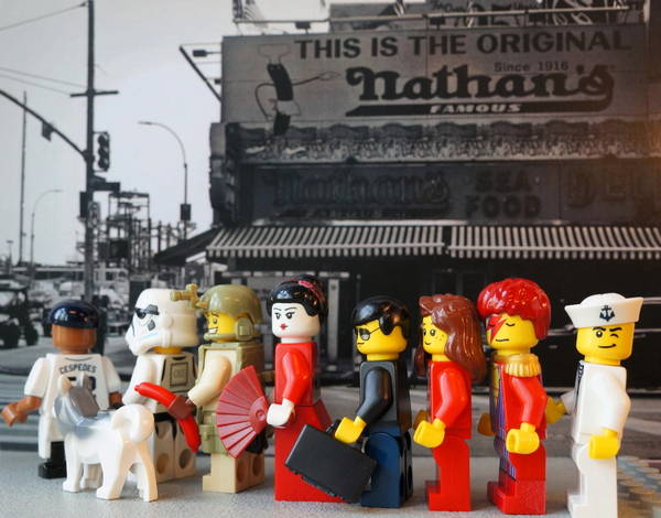 Nathan's, Coney Island, New York, par Aymeric Bôle-Richard & Floriane Laurichesse, 2016. LEGO® est une marque commerciale du groupe LEGO qui ne sponsorise, n'autorise et ne soutient pas Balises, le webmagazine de la Bpi.