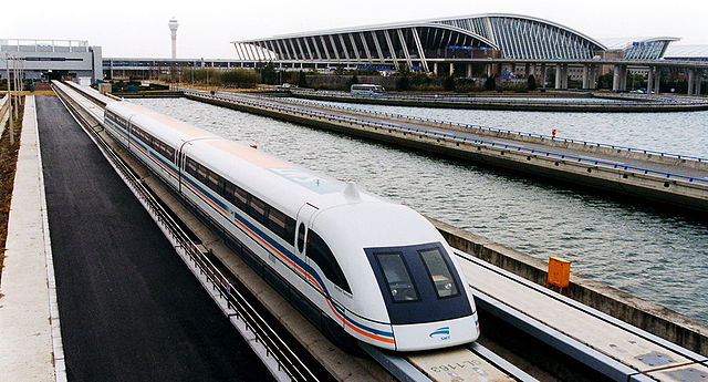 Un train Maglev sortant de l'aéroport de Pudong