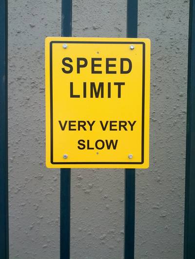 panneau avec la mention Speed limit very very slow