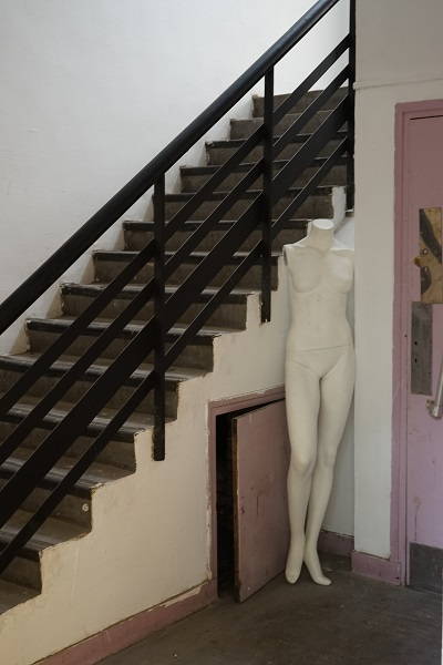 Recoin d'escalier avec un mannequin