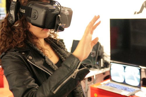 femme avec casque virtuel