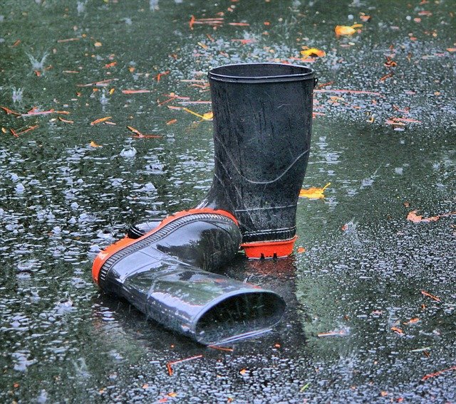 bottes de caoutchouc dans une flaque