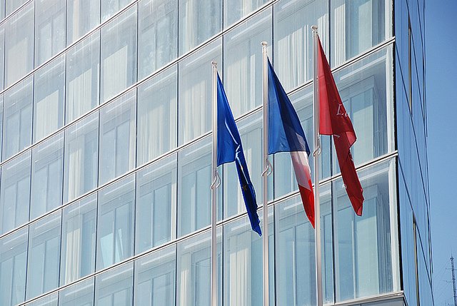 bâtiment transparent avec drapeaux