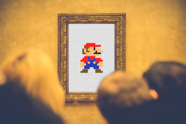 Des visiteurs devant un tableau représentant Mario Bross (montage)