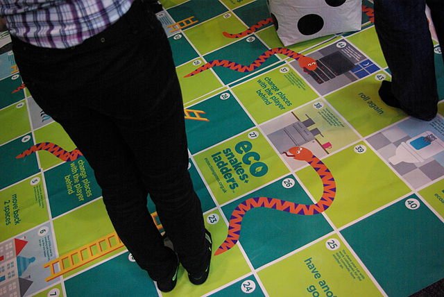 Photographie d'un jeu sur tapis avec des adultes