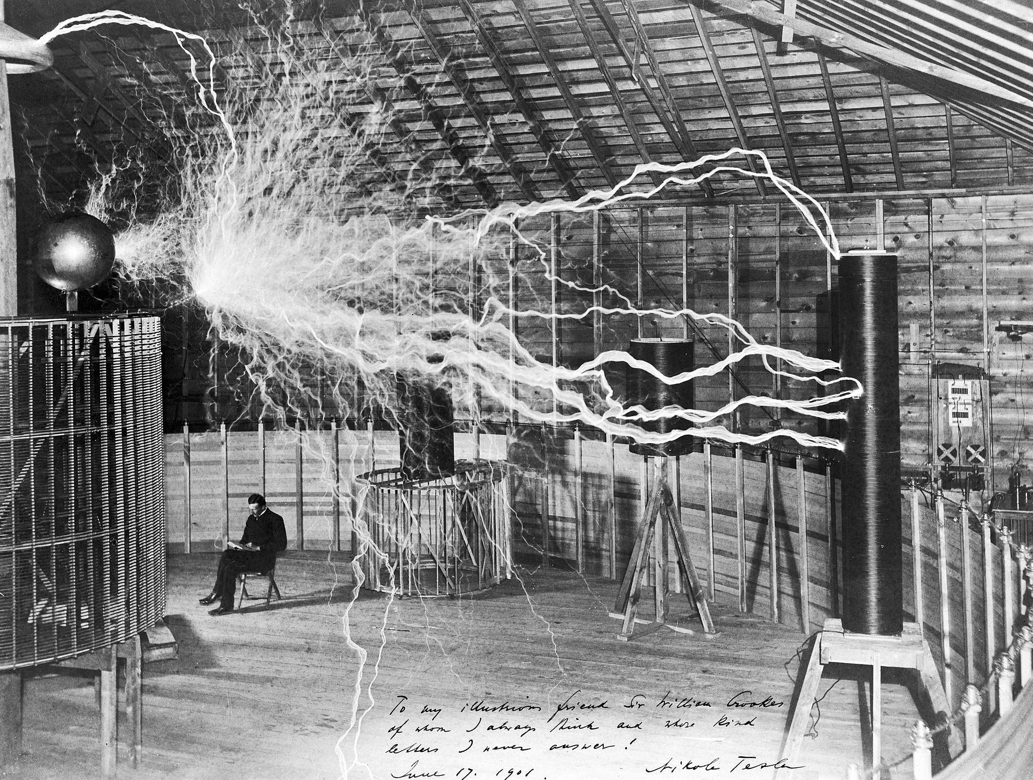 Tesla dans son laboratoire environné d'éclairs