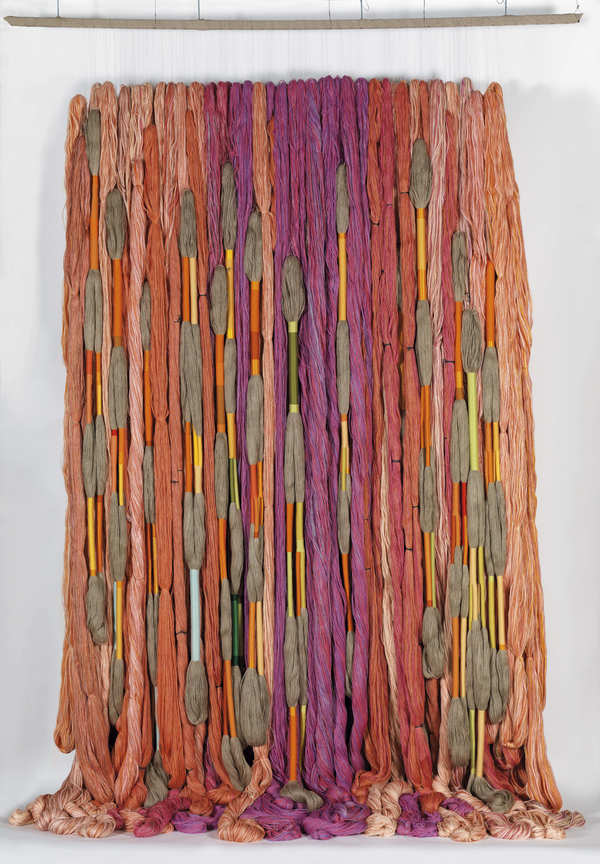 Œuvre de Sheila Hicks : des lianes en fibres suspendues