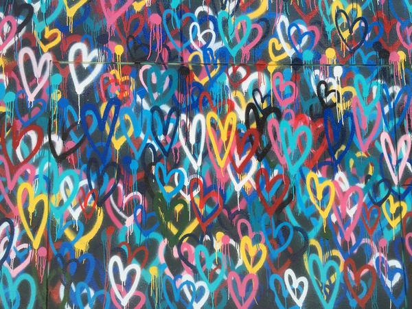 Graffitis de coeurs multicolores