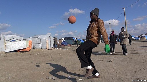 Migrant jouant au balon