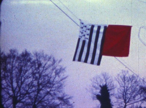 Un drapeau breton et un drapeau rouge côte à côte