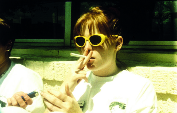 image du film, jeune femme fumant