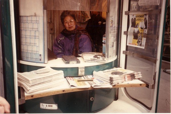 Une femme dans un kiosque à journaux
