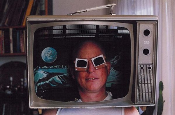 Une tête dans une télé