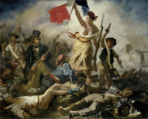 Femme tenant un drapeau français au milieu d'un groupe d'hommes en armes