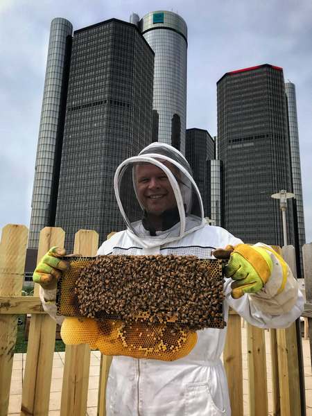 Brian Peterson-Roest fondateur de l'association de Bees in the D, en apiculteur