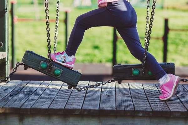 Enfant sur une aire de jeu