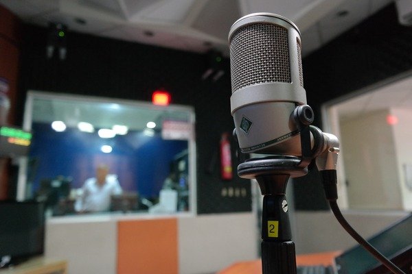 Un micro dans un studio de radio