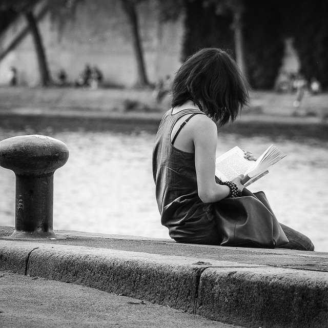 Jeune-fille lisant sur les quais de la Seine à Paris