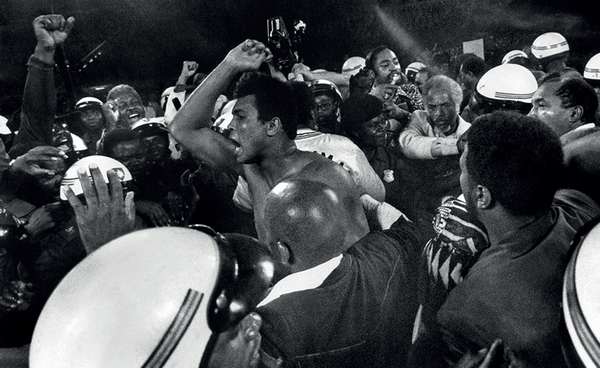 Photo extraite du film Muhammad Ali The Greatest : Ali au milieu du foule, acclamé après une victoire.