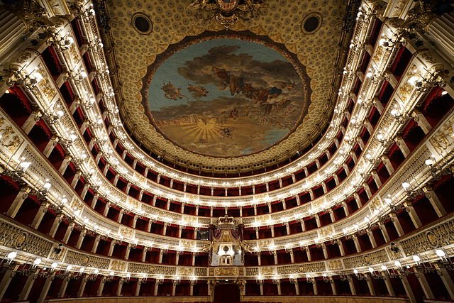 Vue d'ensemble, en contreplongée, de la salle du Teatro San Carlo, y compris la fresque du plafond.