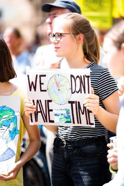 Jeune-femme militant pour le climat