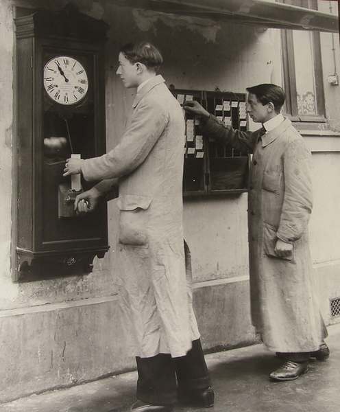 Hommes pointant au travail, 1914, photographie sépia