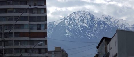 Le Provincia, montagne neigeuse, derrière des immeubles.