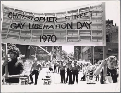 Manifestants tenant une banderole lors de la marche de Christopher Street Liberation Day Parade